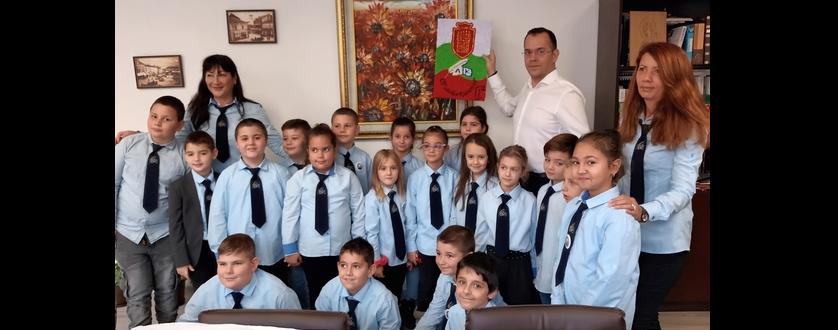 Деца от СУ „Любен Каравелов“ посетиха Кмета на Добрич