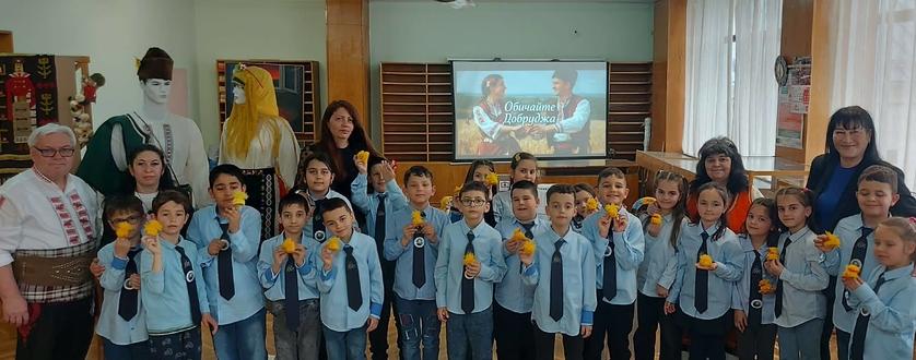 Вълнуващ великденски ден за първокласниците в читалището